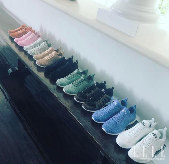 你爱在朋友圈晒包包和自拍,原来女明星也爱干这个,还更牛!