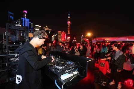 亚洲首场YSLBEAUTYCLUB登陆上海——YSL圣罗兰美妆酷炫开启游轮快闪店