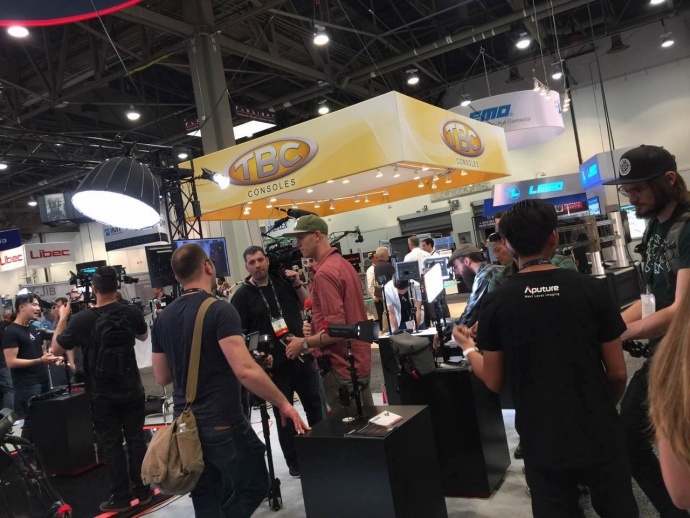 众媒体,各大媒体争相报道场面