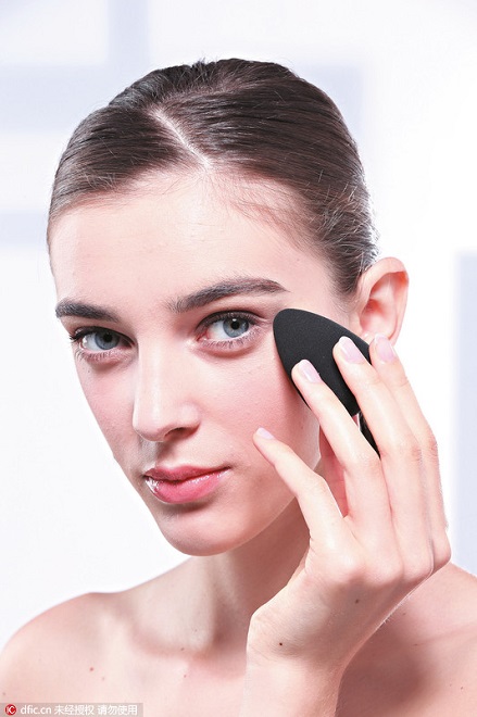 亲密瞬间担心底妆太粗糙?胖迪教你打造细腻丝缎肌