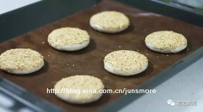 烤制麻酱烧饼教程全过程,外脆里软的麻酱烧饼层层咸香好吃