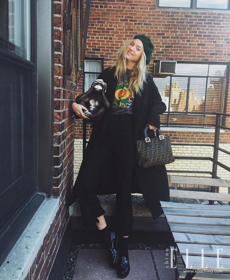 你爱在朋友圈晒包包和自拍,原来女明星也爱干这个,还更牛!