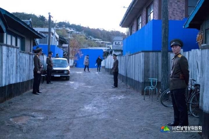 170427李钟硕《VIP》拍摄现场图公开扑面而来的凝重氛围