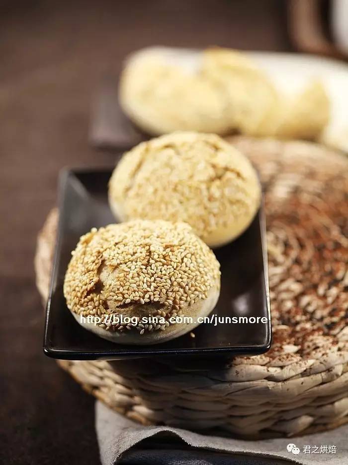 烤制麻酱烧饼教程全过程,外脆里软的麻酱烧饼层层咸香好吃