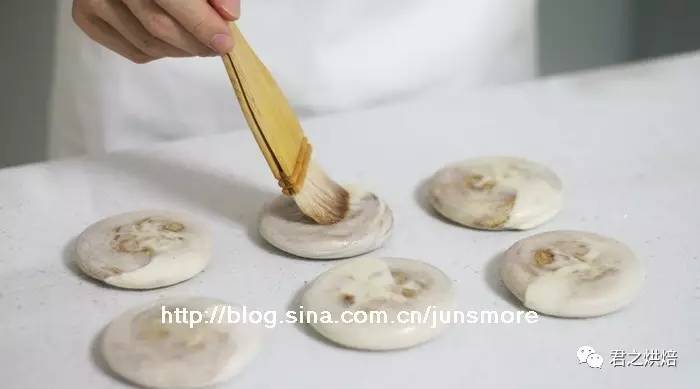 烤制麻酱烧饼教程全过程,外脆里软的麻酱烧饼层层咸香好吃