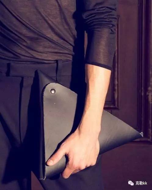 手里拿包怎么有腔调 (怎样拿手拿包)