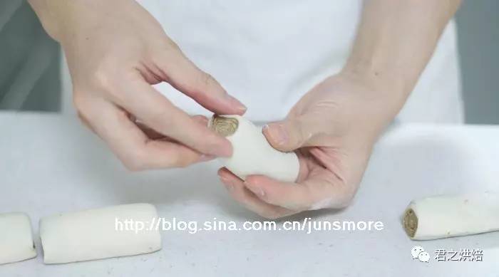 烤制麻酱烧饼教程全过程,外脆里软的麻酱烧饼层层咸香好吃