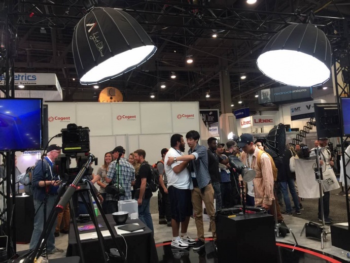 众媒体,各大媒体争相报道场面