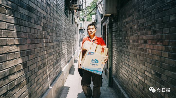 刘强东点名快递小哥月入8万,刘强东说给快递小哥工资翻倍