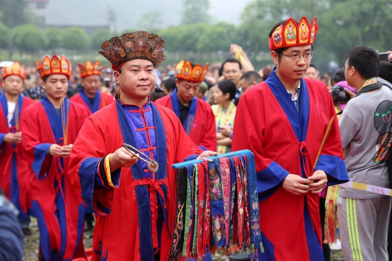 今天“四月八”，吉首坪朗比往年更“火”！