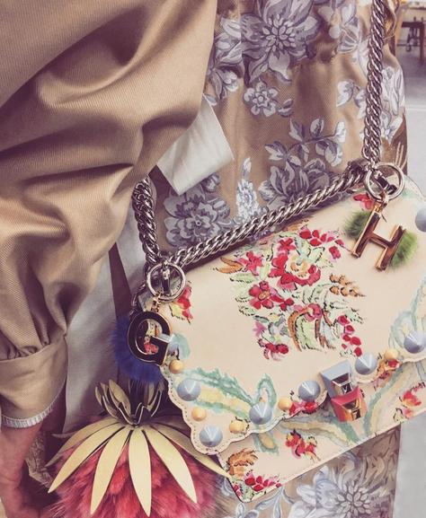 你爱在朋友圈晒包包和自拍,原来女明星也爱干这个,还更牛!