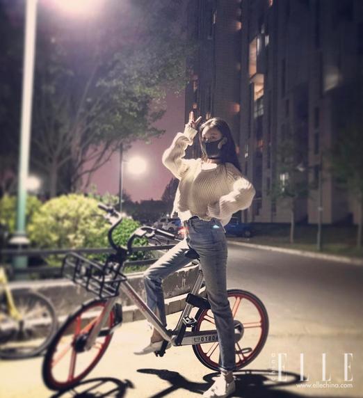 你爱在朋友圈晒包包和自拍,原来女明星也爱干这个,还更牛!