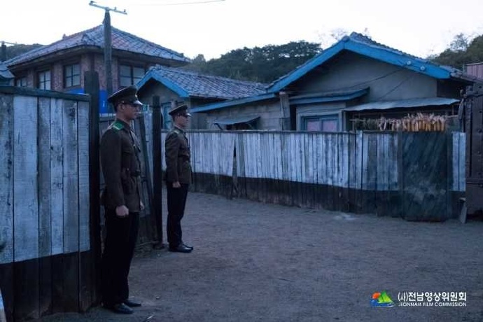 170427李钟硕《VIP》拍摄现场图公开扑面而来的凝重氛围