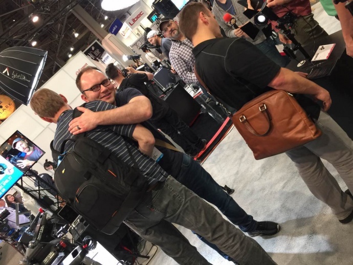 众媒体,各大媒体争相报道场面