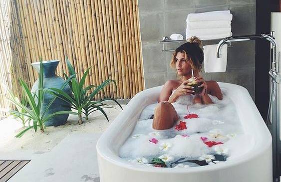 冷水洗澡有助于睡眠吗,冷水洗澡养生保健