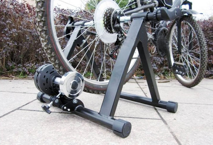 小房间运动健身,室内简单健身房