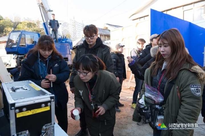 170427李钟硕《VIP》拍摄现场图公开扑面而来的凝重氛围