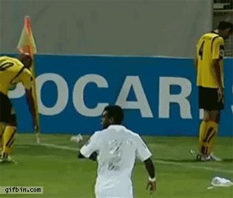 足球搞笑gif动图,足球搞笑gif抬担架