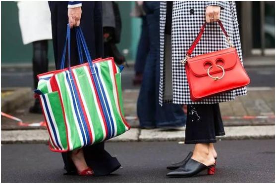 花一万块钱买个包,花一万买个小包