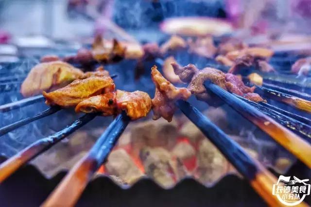 各种特色烧烤欢迎大家都来品尝,最好吃人气最高的烧烤
