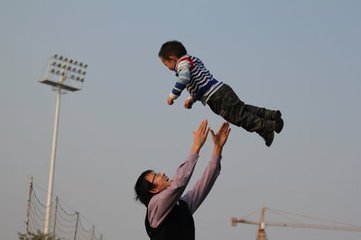 宝宝可以举高高游戏吗,婴儿举高游戏