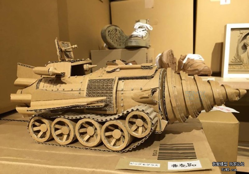 一个日本的萌妹子为了玩模型竟然在废纸堆做这种事情