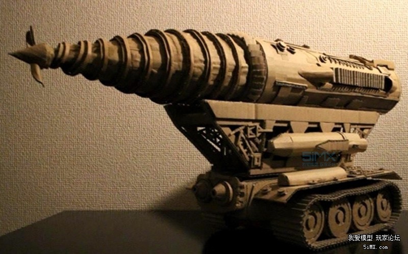 一个日本的萌妹子为了玩模型竟然在废纸堆做这种事情