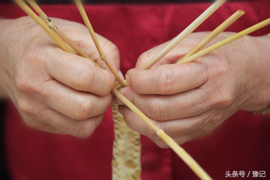 河南有一种工艺品，叫草帽缏