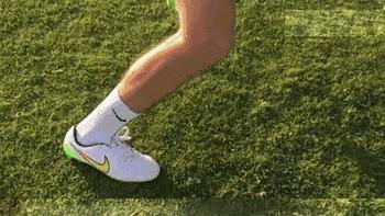 足球技巧长传,足球基本过人拉球技巧讲解