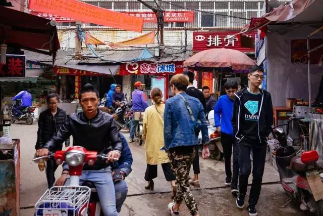 4万人住在距离光谷2公里外的小何西村，却从未对它说一声谢谢