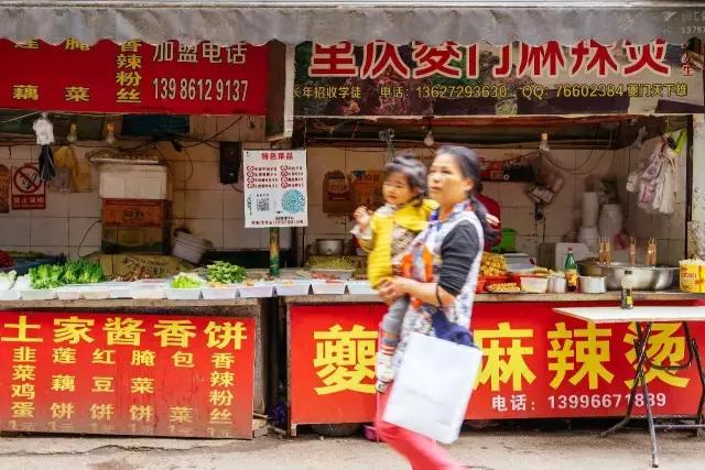 4万人住在距离光谷2公里外的小何西村，却从未对它说一声谢谢