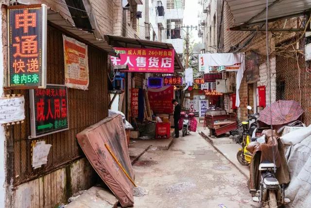 4万人住在距离光谷2公里外的小何西村，却从未对它说一声谢谢