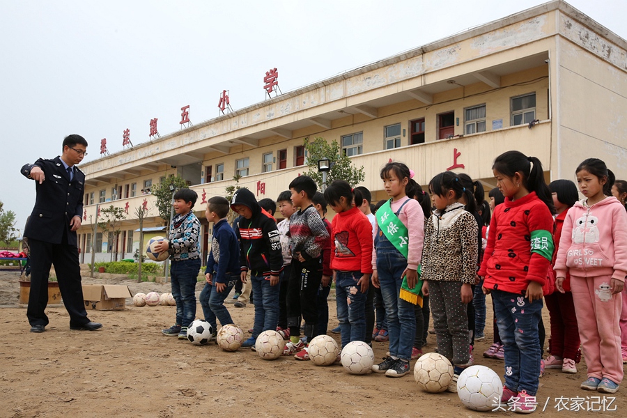鲁山有个古村落,农村小学建支足球队,还挺像样