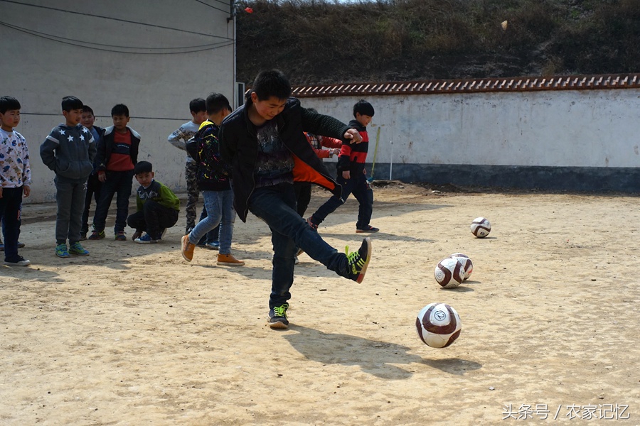 鲁山有个古村落,农村小学建支足球队,还挺像样