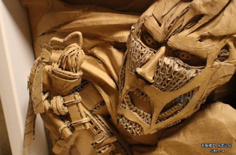 一个日本的萌妹子为了玩模型竟然在废纸堆做这种事情