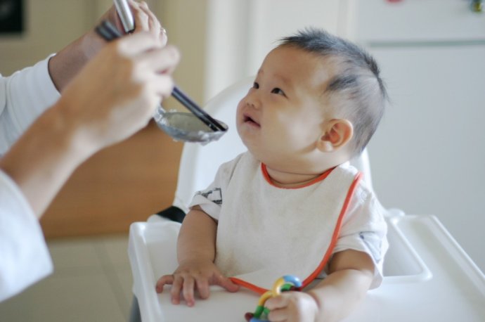 科学育儿把屎把尿,育儿经验分享婴儿穿开裆裤