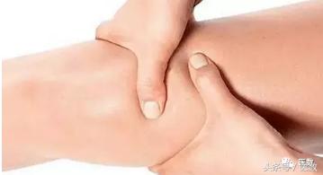 膝盖积水什么颜色,病就是什么样的