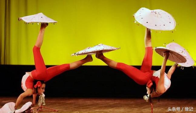 曾记否，在街头，一副沙哑的嗓子和几只猴