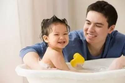 给宝宝洗澡要不要关门关窗,宝宝洗澡可以洗手吗