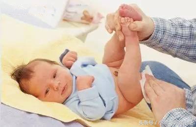 刚出生的婴儿换纸尿裤的正确方法,夜间换纸尿裤怎么不打扰孩子休息