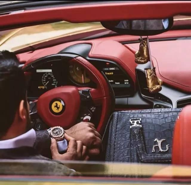 别以为开法拉利的才是有钱人,你以为开超跑的样子