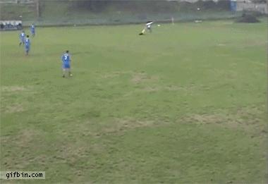 足球搞笑gif动图,足球搞笑gif抬担架