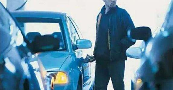 男子驾车加油多次逃单被抓,车内现金不翼而飞民警锁定嫌疑人