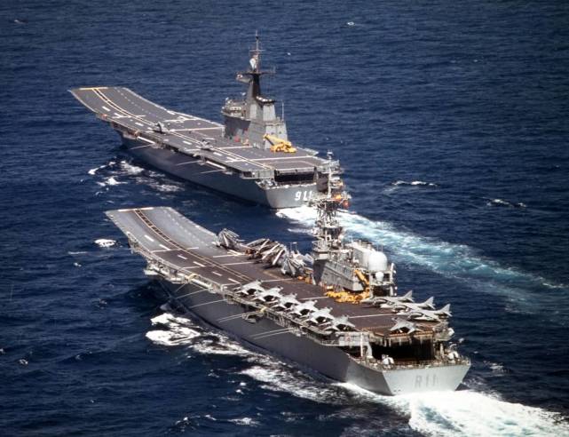 外媒称中国海军双航母为海上长城，弱小时期却只能眼馋外国航母