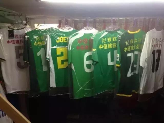 一次晒球衣活动却促成两位球迷的终身大事，故事是这样的……