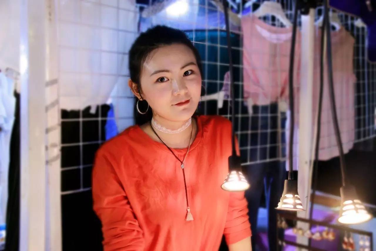 杭州吴山广场夜市美女,吴山夜市摊主