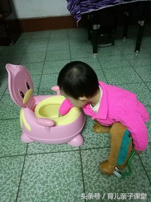 孩子拒绝坐小马桶,怎么能让孩子坐小马桶