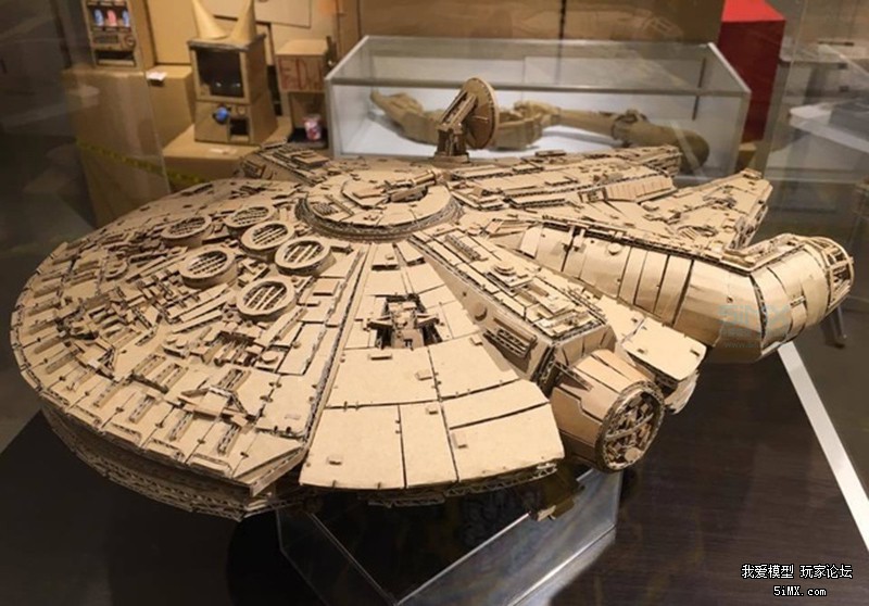 一个日本的萌妹子为了玩模型竟然在废纸堆做这种事情