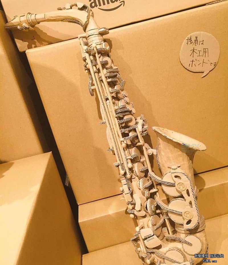 一个日本的萌妹子为了玩模型竟然在废纸堆做这种事情