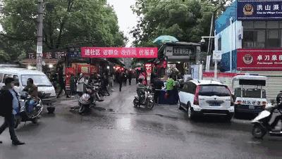 4万人住在距离光谷2公里外的小何西村，却从未对它说一声谢谢